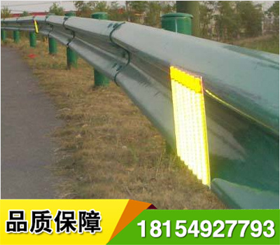 道路輪廊標(biāo)的英文名稱 Delineator，它是沿道路兩側(cè)邊緣設(shè)置、用于顯示道路邊界輪廓、指引車輛正常行駛、具有逆反射性能的一種交通安全設(shè)施，從功能上說，輪廓標(biāo)是一種視線誘導(dǎo)設(shè)